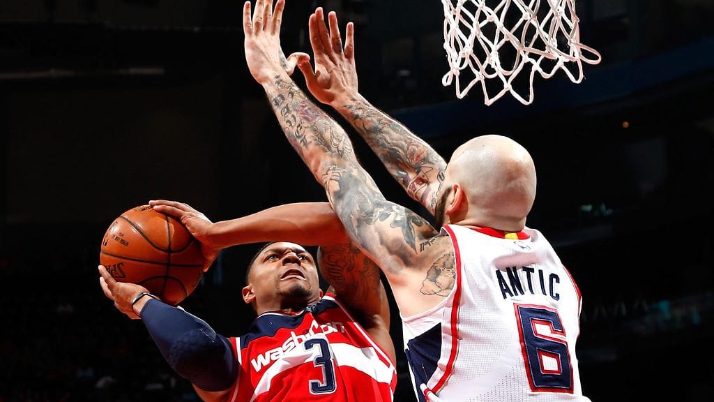 Bradley Beal (vas.) tehtaili 28 pistettä Washingtonille.