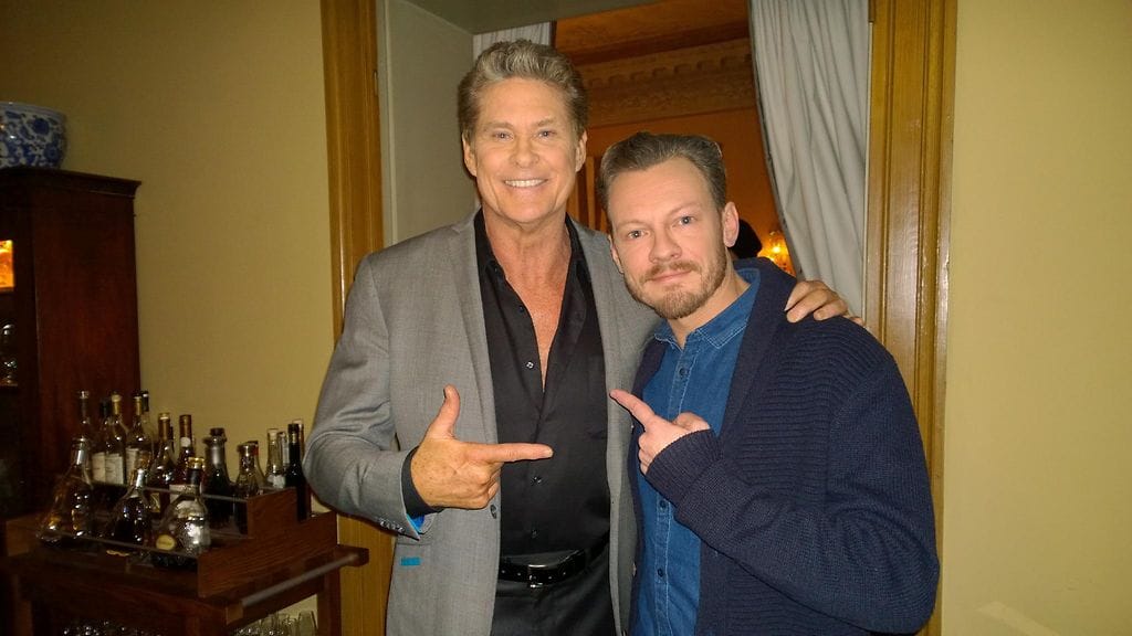 Ville Tiihonen päätyi kuvausten puitteissa myös baariin David Hasselhoffin kanssa.