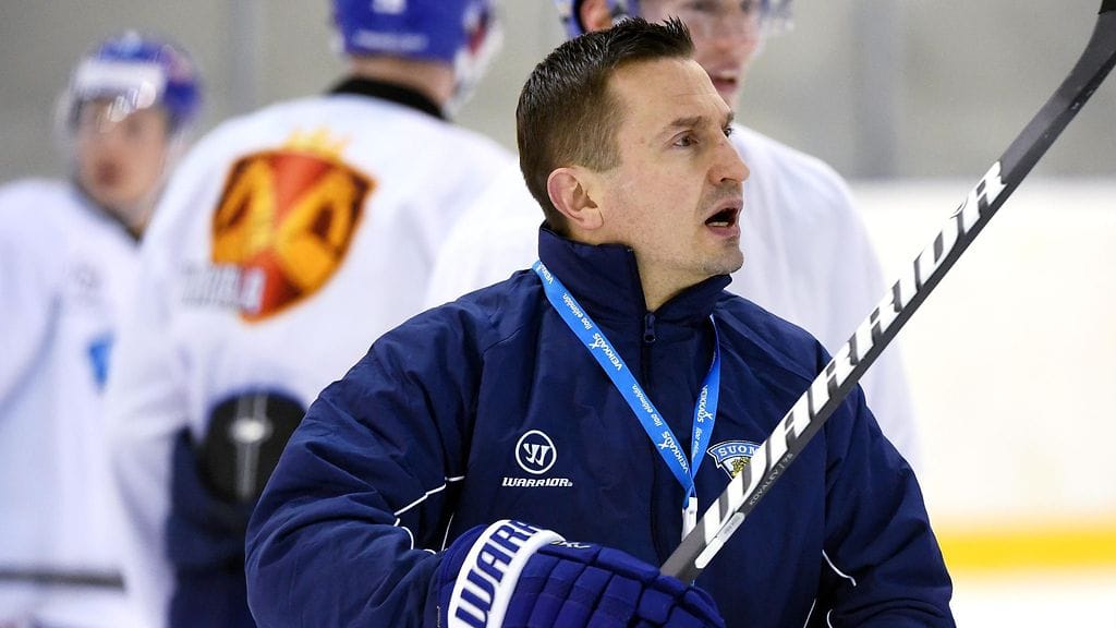 Ville Peltonen viihtyy nykyään valmennushommissa.