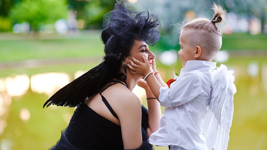Äiti ja lapsi naamiaisasuissa