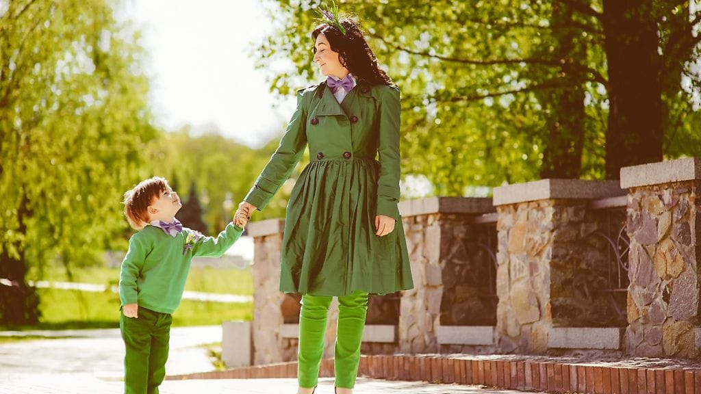 Äiti ja lapsi naamiaisasuissa (2)