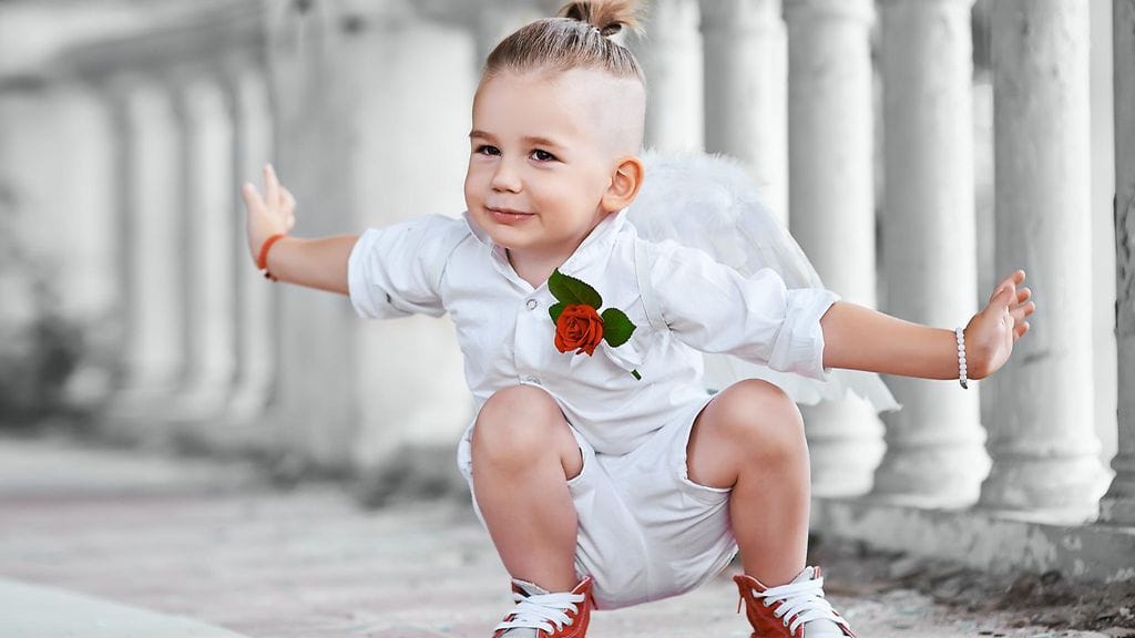 Poika naamiaisasussa