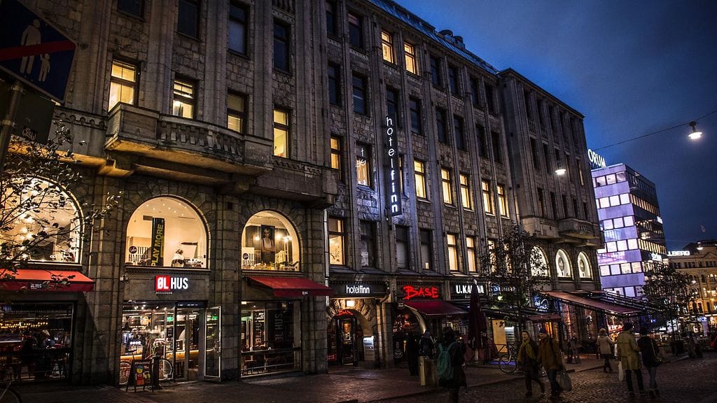 Perjantaina 10. marraskuuta aamuneljän jälkeen Mannerheimintien ylittävältä suojatieltä lähellä kuvassa olevan Kalevankadun kulmaa löydettiin tajuton mies.