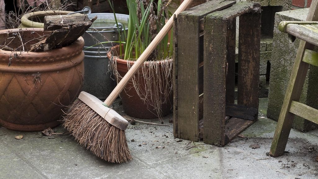 Parveke on talven jäljiltä pölyinen ja nuhjuinen.