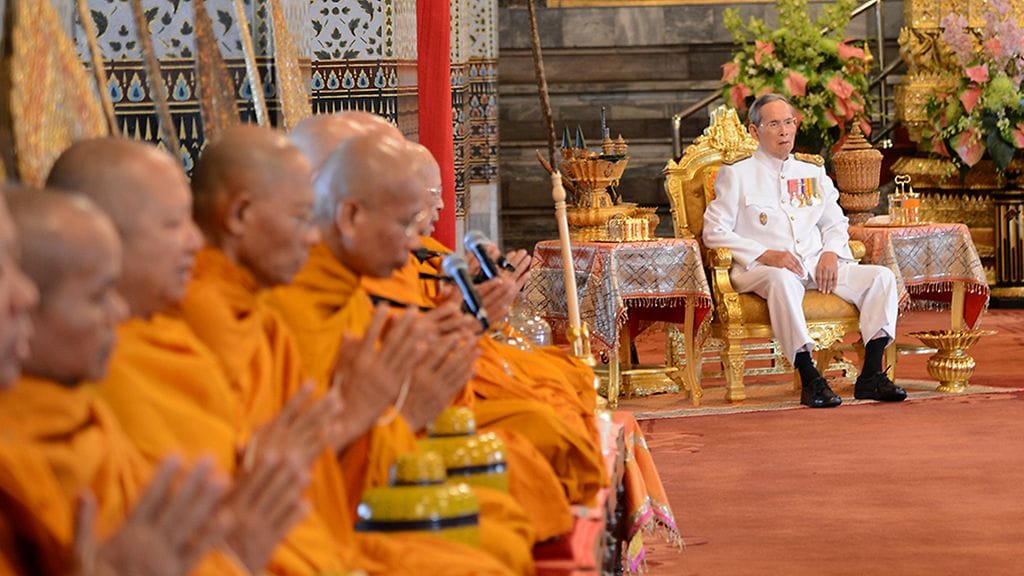 Thaimaan kuningas Bhumibol Adulyadej palatsissa Bangkokissa viime vuonna.