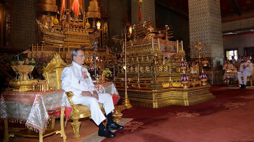 Kuningas Bhumibol Adulyadej toukokuussa 2015.