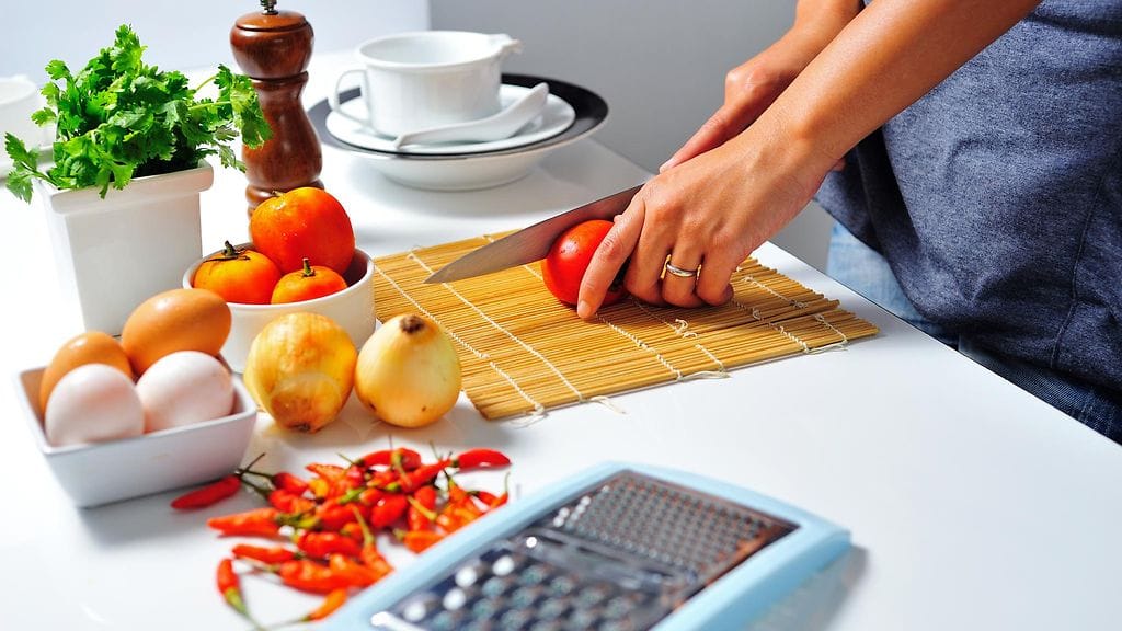 Terävä veitsi on keittiön tärkein työväline.