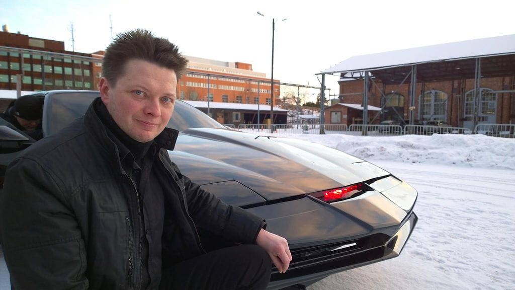 Juha Pursiainen pääsi poseeraamaan KITT-auton kanssa.