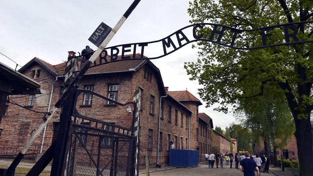 Toisen maailmansodan aikaan natsit tappoivat noin 6 miljoonaa juutalaista. Yksi tappokeskuksista oli Auschwitzin keskitysleiri.