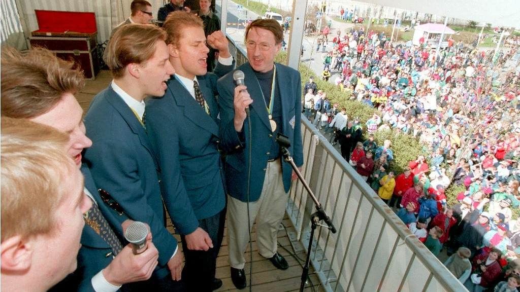 Antti Törmänen, Juha Ylönen ja päävalmentaja Curt Lindström laulutuulella.