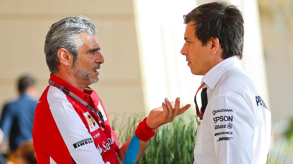 Tallipomot juttusilla: Ferrarin Maurizio Arrivabene ja Mercedeksen Toto Wolff.