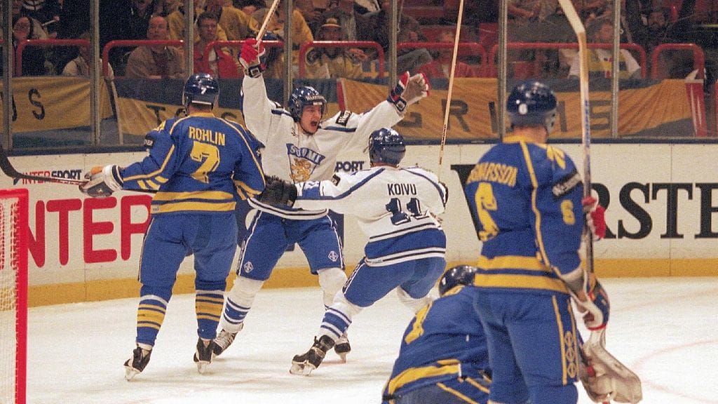 Ville Peltonen ja Saku Koivu juhlivat Peltosen 1-0-maalia MM-finaalissa.