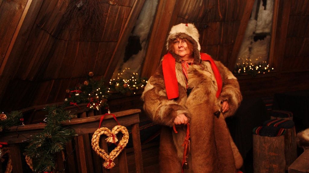 Tiina Lehtosen noitavarustukseen kuuluu porontaljaturkki, eli peski.