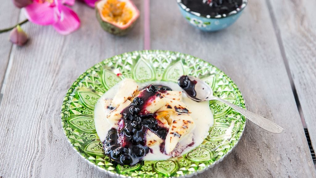Hellapoliisi suosittelee tarjoilemaan leipäjuustoa mustikka-passionhillon seurana.