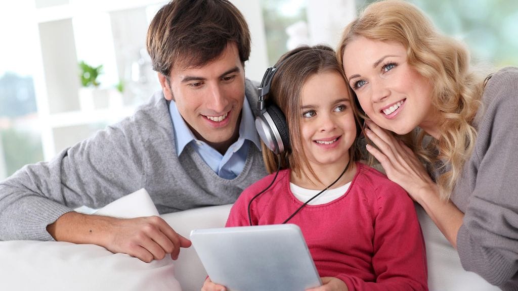Perhe kuuntelee musiikkia