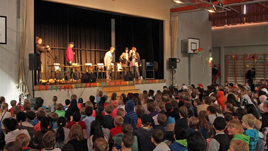 Paneeli alkamassa Itäkeskuksen peruskoululla.