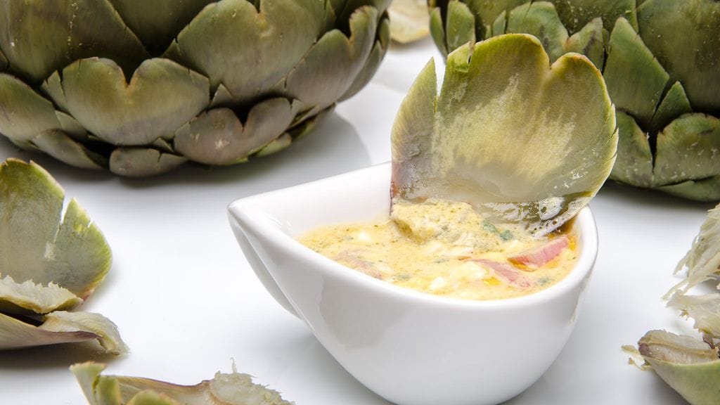 Latva-artisokan lehdet sopivat hyvin dippailuun.