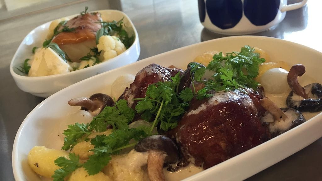 Finnairin bisnesluokan annoksia LSG Sky Chefs -lentokoneruokatehtaalla Vantaalla.