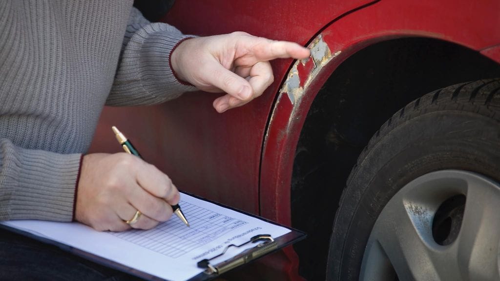 Jopa autossa aiemmin olleet naarmut voivat aiheuttaa ongelmia vuokra-autoa palautettaessa. Kuvituskuva.