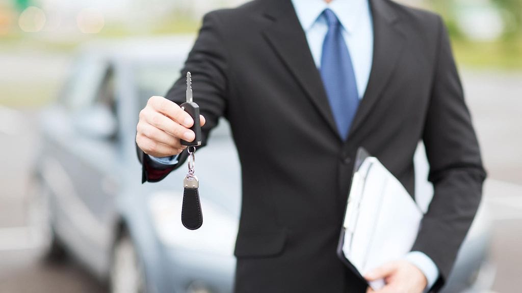 Autoa ulkomailta vuokratessa sopimuksen tarkistaminen on avainasemassa. Kuvituskuva.