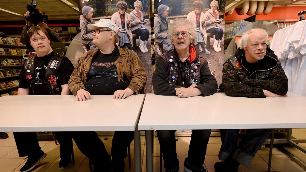 Toni Välitalo (vas.), Sami Helle, Pertti Kurikka ja Kari Aalto tapasivat faneja ja jakoivat nimikirjoituksia.