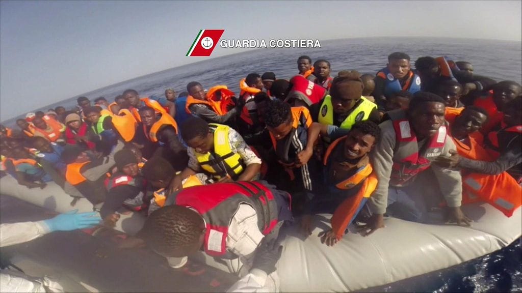 Italian rannikkovartioston kuva siirtolaisveneestä 7.5.2015.