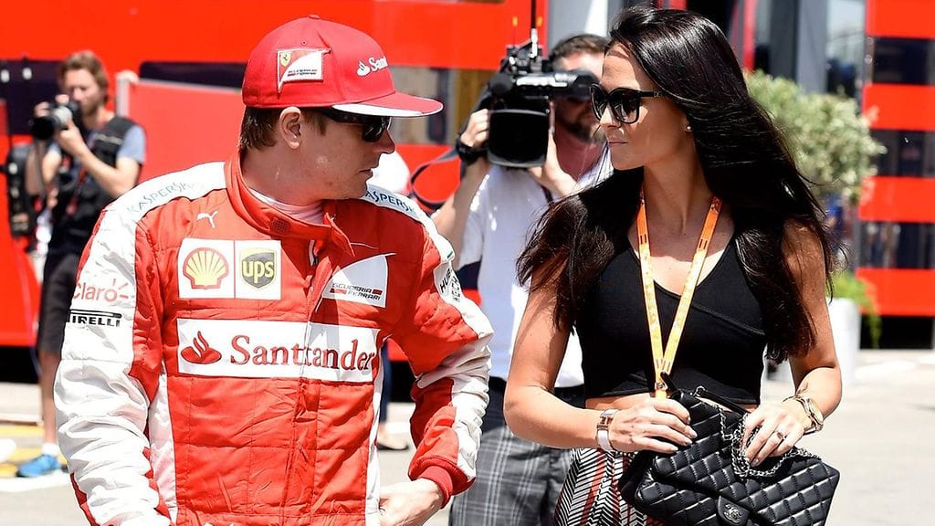 Minttu kannustaa Kimiä Espanjan GP:ssa.