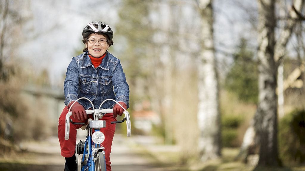 Liikenneturvan mukaan yli 64-vuotiaista pyöräilijöistä pyöräilykypärän muistaa alle kolmannes.