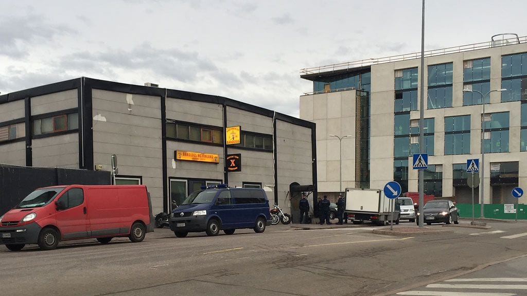 MTV Uutiset oli paikalla poliisin suuroperaatiossa viime toukokuussa. Kuva Kyläsaaren jengitiloista. Keskusrikospoliisin mukaan huume-epäilyt keskittyvät BMC:n Nokian organisaatioon.