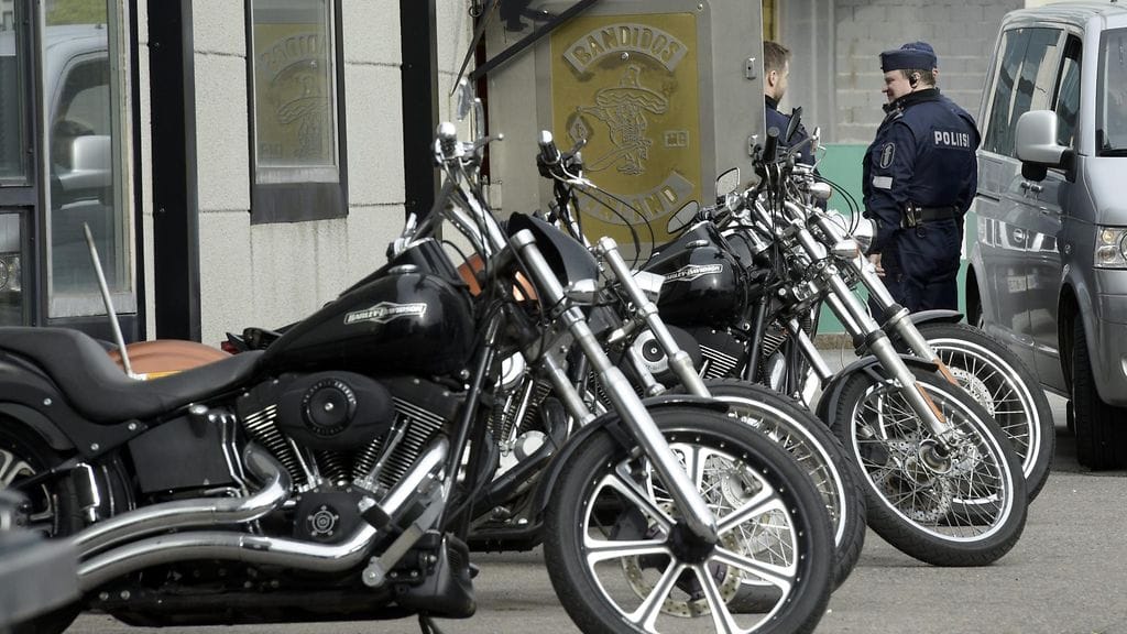 Bandidos-kerhon tiloihin tehtiin ratsia tiistaina Helsingin Kyläsaaressa.