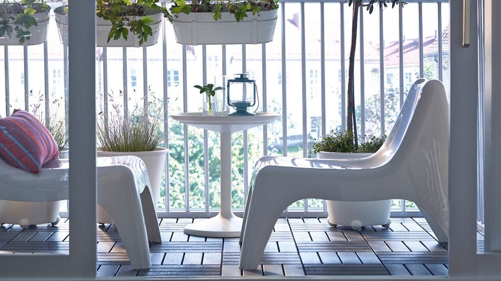 Puutarhakalusteista helppohoitoisin lienee muovi. Ikean muovinen Vågö-tuoli on kevyt ja linjakas.