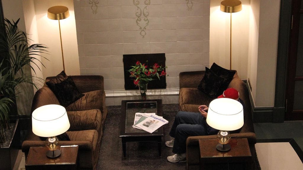 Matkalainen hotelli Kämpissä Helsingissä. Kuvituskuva.