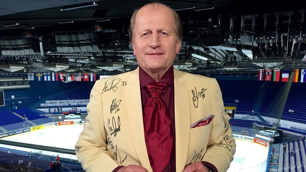 Juhani "Tami" Tammisen takkia koristavat Leijonien nimikirjoitukset 12.5.2015.