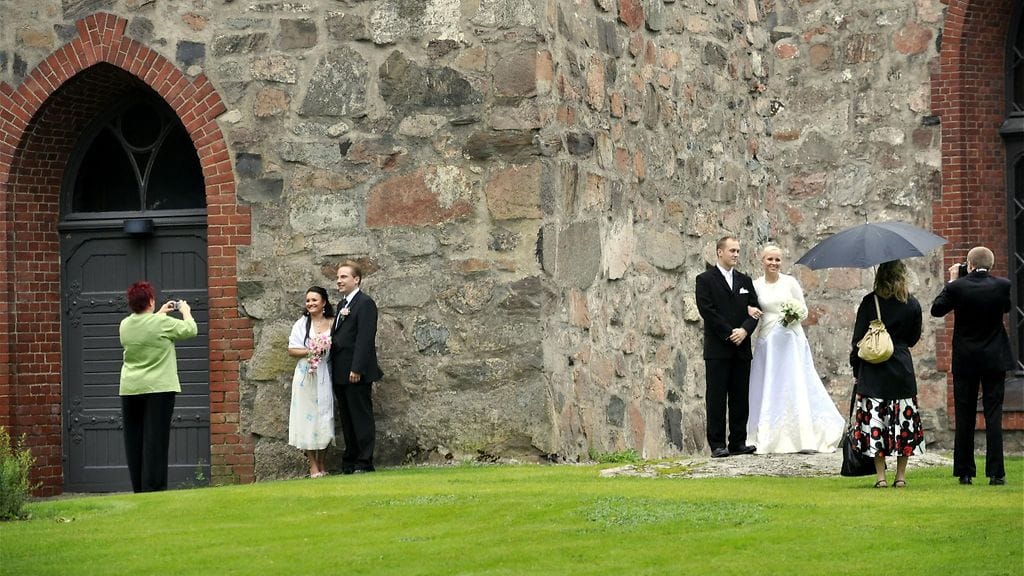 Vihkimistempaus houkutteli runsaasti hääpareja Vantaan Pyhän Laurin kirkkoon 18. syyskuuta 2011. Hääkuvauksissakin oli ruuhkaa.