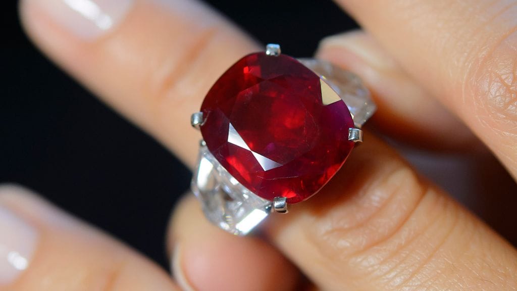 Sotheby'sin työntekijä esittelee Cartietin timanttisormusta, johon on 25,59 karaatin Burman rubiini on istutettu.