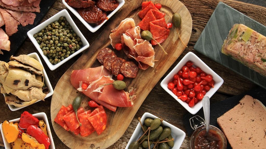 Monipuoliset ja maistuvat lisukkeet täydentävät suolaisten leikkeleiden makua.