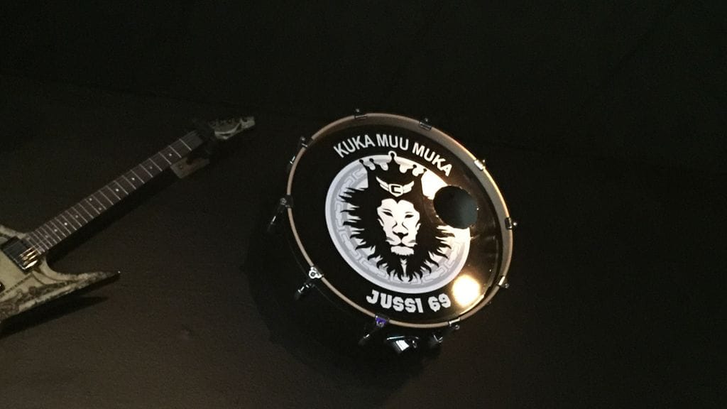 Jussi 69:n Cheekin stadikkakeikalla käyttämän rummun osa komeilee The Riff -baarin seinällä.