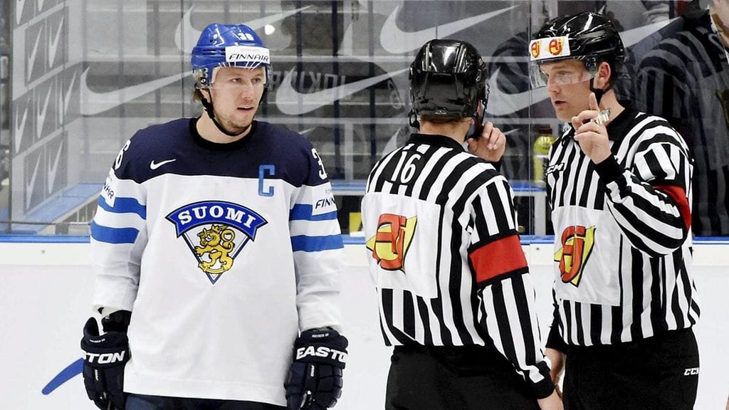 Jussi Jokinen palaveerasi vuosi sitten tuomareiden kanssa. Mikael Nord (oik.) ei ole turnauksessa mukana.