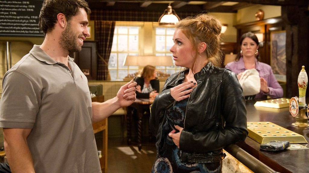 Kelvin Fletcher (vas) esitti Andy Sugdenia Emmerdale-sarjassa vuosina 1996-2016.