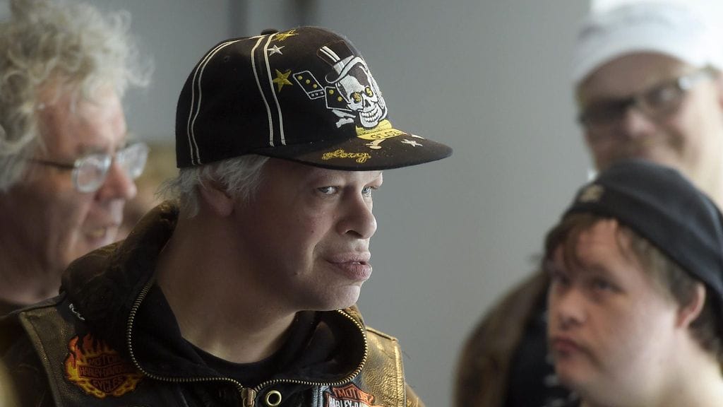 Pertti Kurikan Nimipäivät -bändin laulaja Kari Aalto kuvassa etualalla.