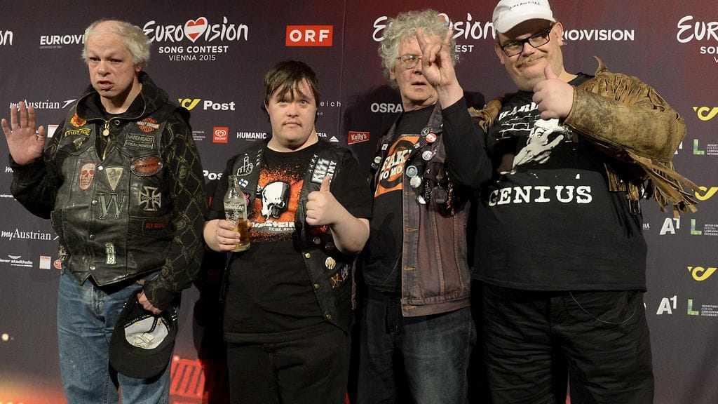 Toni Välitalo (toinen vasemmalta) on nyt saanut uuden pyörän.