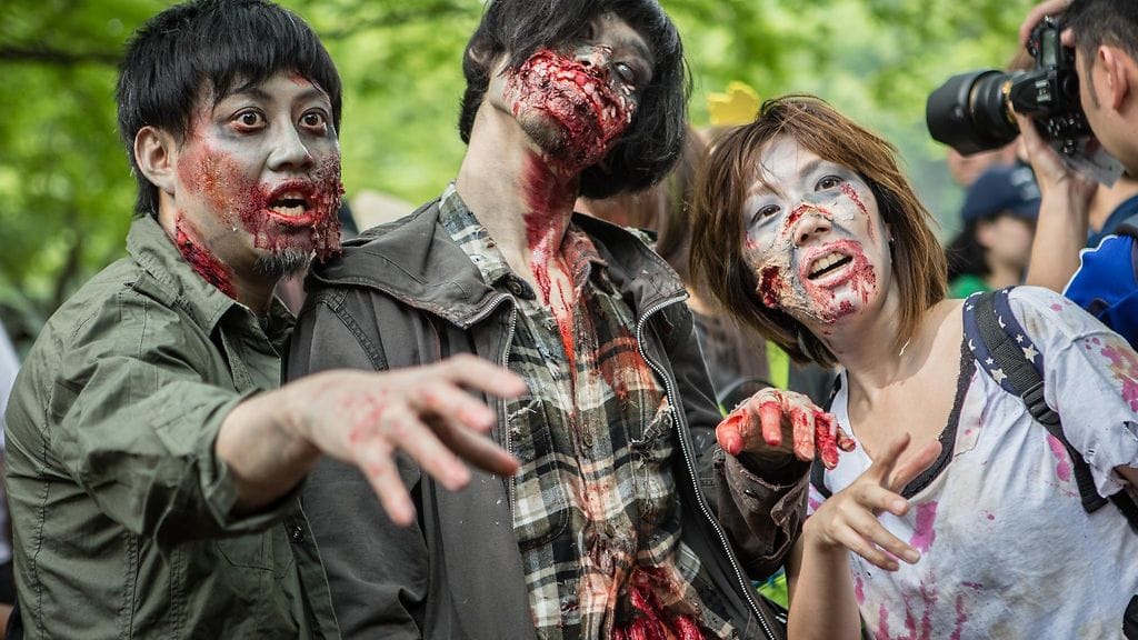 Eläviksi kuolleiksi itsensä maskeeranneet zombie-intoilijat järjestivät kulkueen Tokiossa viime vuoden toukokuussa.