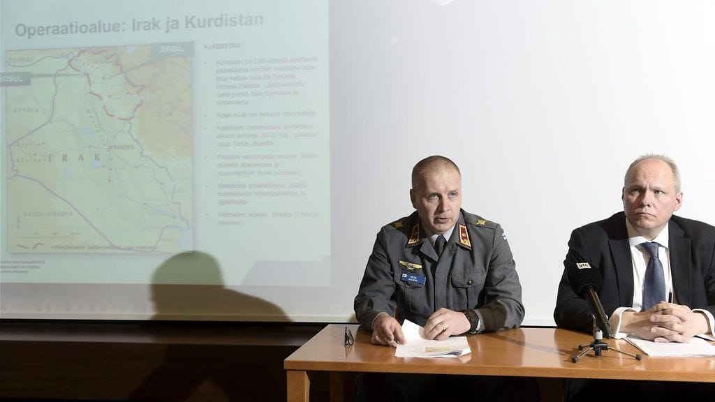 Maavoimien operaatiopäällikkö, prikaatikenraali Petri Hulkko (vas.) ja osastoesiupseeri Hannu Teittinen puolustusministeriöstä kertoivat suomalaissotilaiden osallistumisesta koulutusyhteistyöhön Pohjois-Irakissa Kurdistanin itsehallintoalueella tiedotustilaisuudessa Helsingissä 18. toukokuuta 2015.