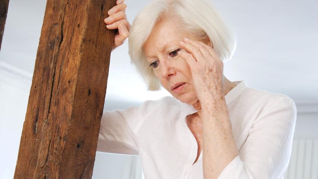 Aivoinfarktia epäillessä kannattaa välittömästi soittaa ulkopuolista apua. Kuvituskuva.