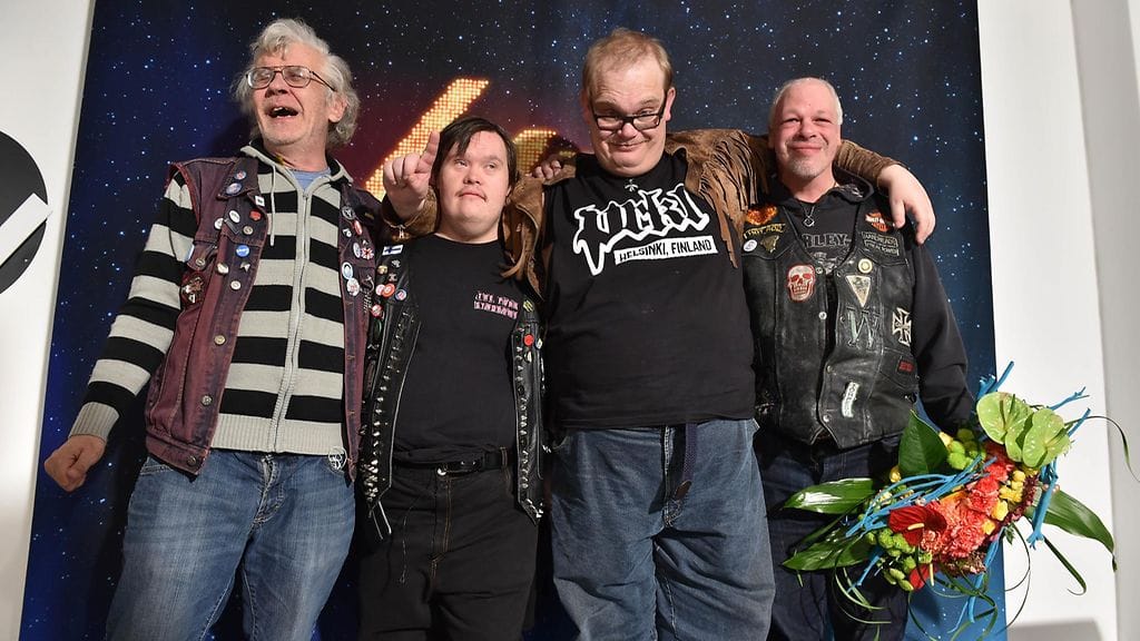 Vielä viisuhuumassa Pertillä (vas.) ja Samilla (toinen oikealta) oli pidemmät hiukset.