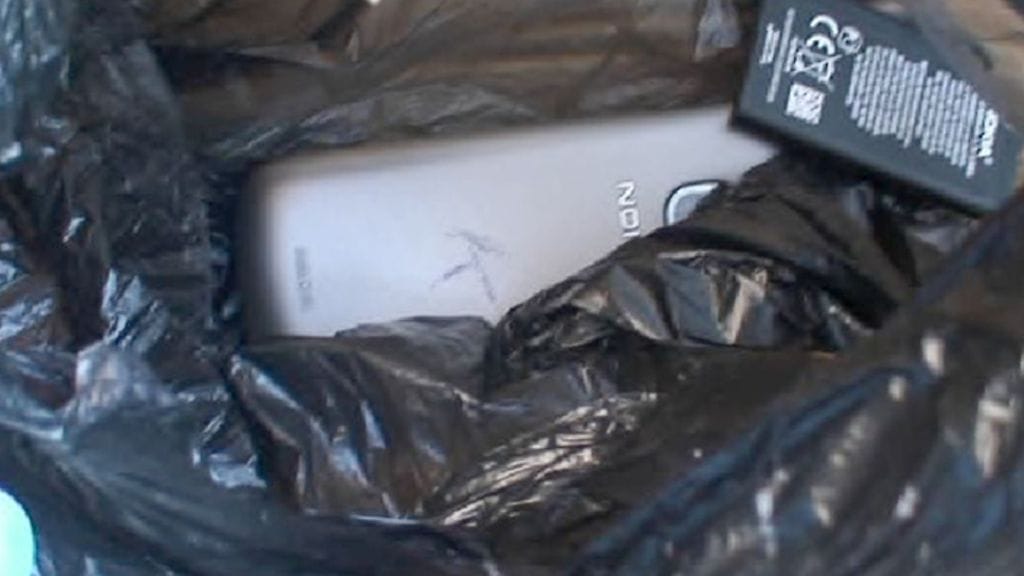 Turun UB-kerhotalon terassin alta löytynyt puhelin takavarikoitiin, mutta se on hävinnyt. (Kuva: Poliisi)