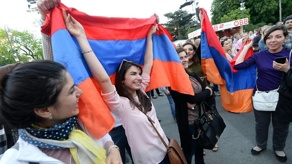 Fanit odottavat Euroviisu-kylän aukeamista Wienissä 18. toukokuuta 2015. Wienissä Itävallassa järjestettävä Eurovision Laulukilpailu on järjestyksessään 60.