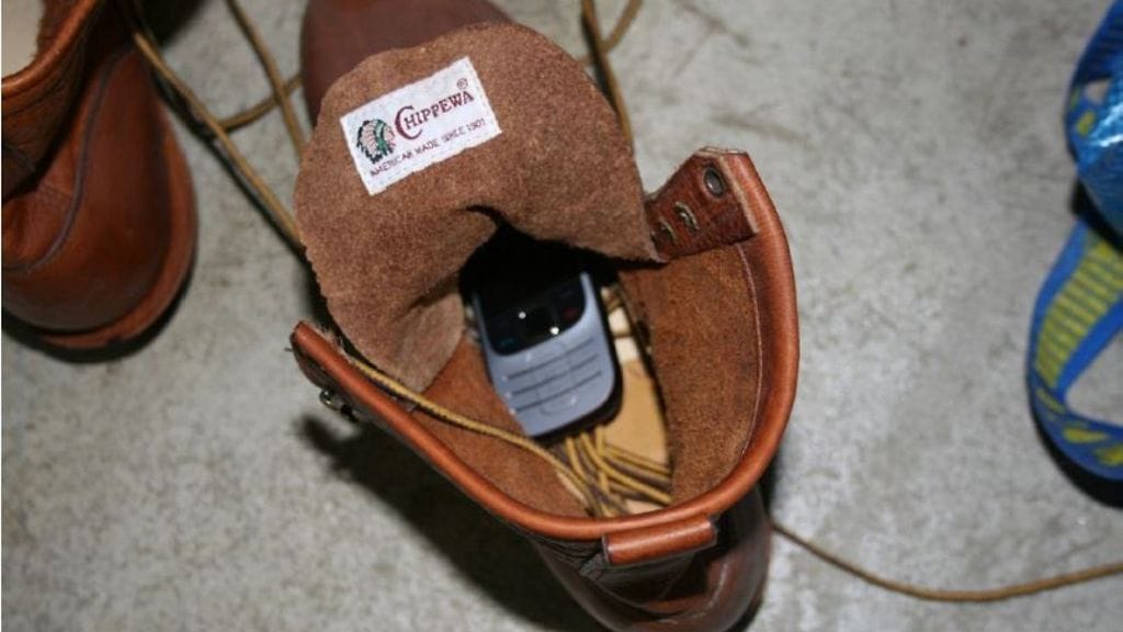 Krp löysi kotietsinnällä marraskuussa 2013 Aarnion käytössä olleesta autotallista puhelimen, jota "Pasilan mies" oli käyttänyt.