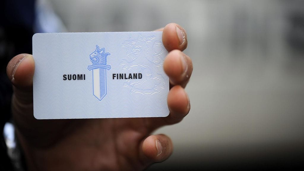 Mikäli epäilee henkilön olevan valepoliisi, häntä voi pyytää näyttämään virkamerkkinsä.