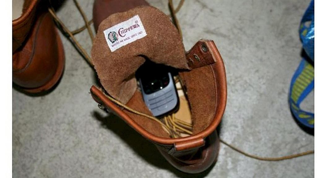 Yksi Pasilan miehen puhelimiksi väitetyistä laitteista löytyi marraskuussa 2013 Jari Aarnion autotallista.